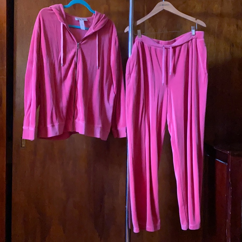 Used hot pink velour pant suit. Top 2X. Bottom 1X. Jones New York.